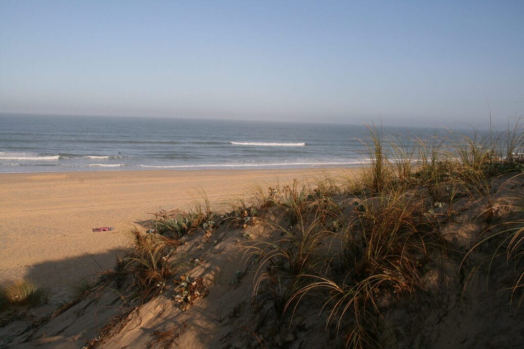 Dieses Foto zeigt die Atlantikküste in Frankreich. Das Foto ist von einer Düne Richtung Meer gemacht.