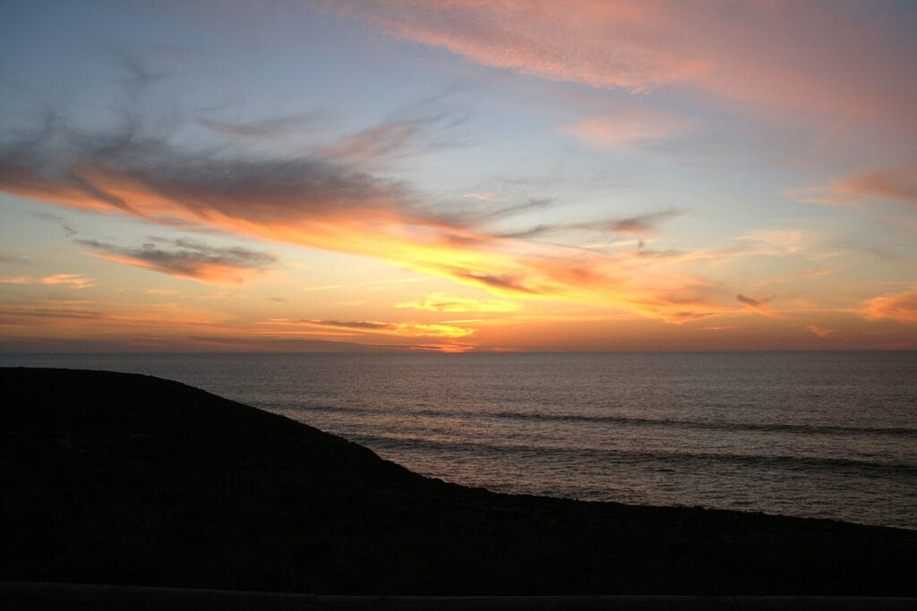 Auf dem Bild sieht man einen Sonnenuntergang über dem Meer.