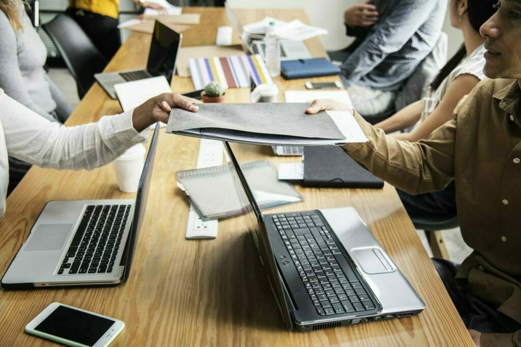 Team arbeitet am Abmelde service