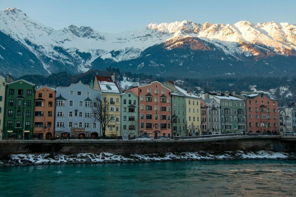 Auf dem Bild ist Innsbruck zu erkennen. Man sieht den Inn und die bunten Häuser vor dem Panorama der Nordkette.