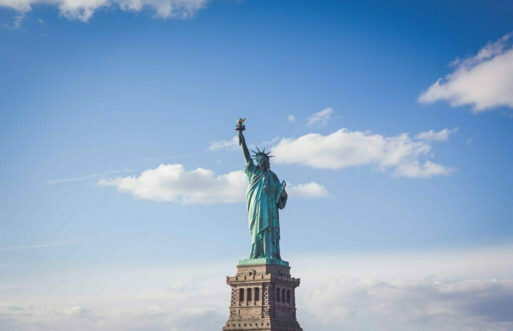 Auf dem Bild ist die Freiheitsstatue zu sehen.