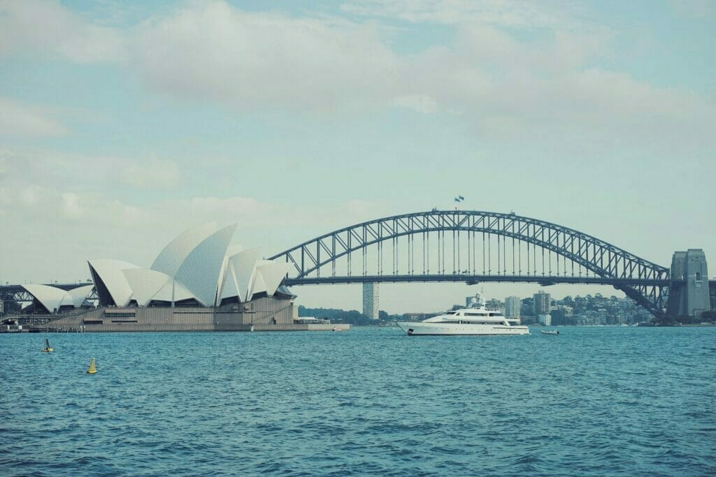 Dieses Bild zeigt Sydney, mit seinem Opernhaus und der Brücke im Hintergrund.