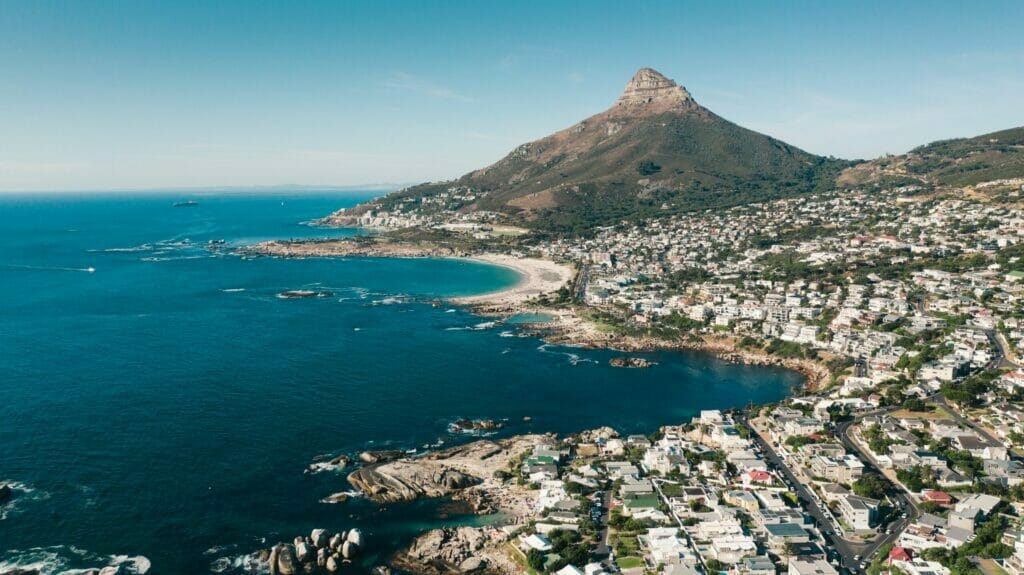 Das Bild zeigt den Blick auf den Tafelberg und das Kap der Guten Hoffnung von Südafrika.