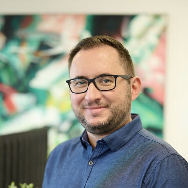 Das Bild zeigt Oliver Frankfurth, ein Experte im Bereich Wohnsitz abmelden und deustche Bürokratie bei der Auswanderung.